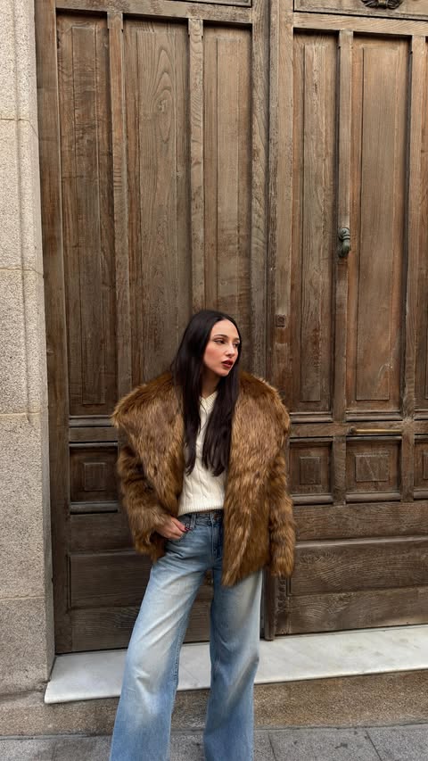 Instagram post by @laudominguezzr for Voghion. Caption reads: Publi | Ropita de @voghion_global 

🔎 ID:....