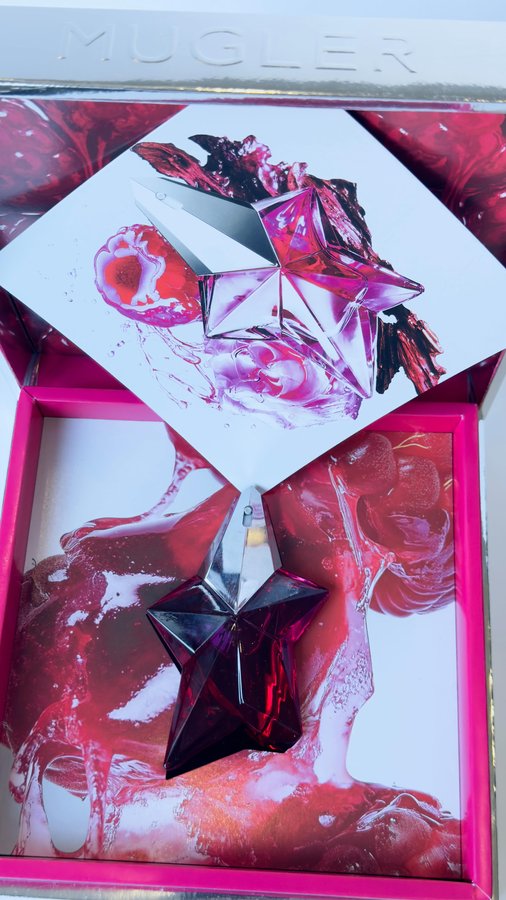 Instagram post by @mari__mandaria for Mugler. Caption reads: @muglerofficial.