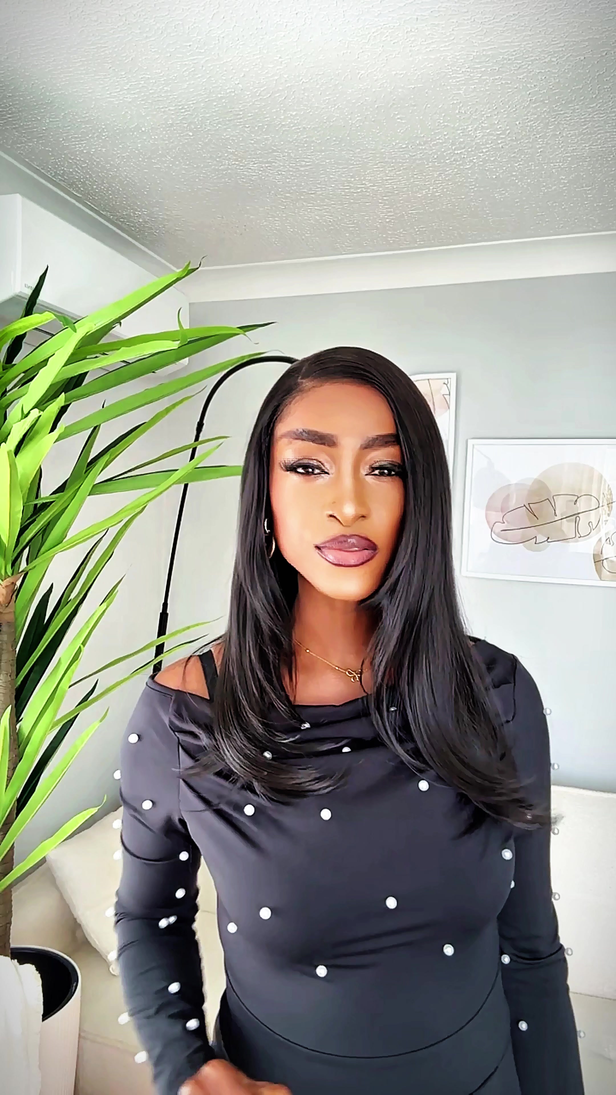 TikTok post by @queenphyllrees for Wavy Chic. Caption reads: [...] #wavyhair #springsale #queenphyllrees @Wavy....