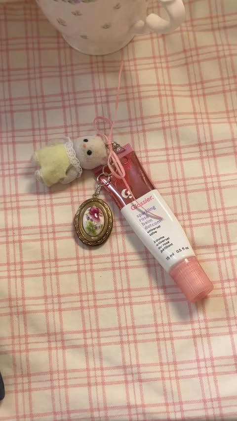 Instagram post by @gigi.mw for Glossier. Caption reads: [...] DIY for your next girls night!❄️🎀🎄 also hi....