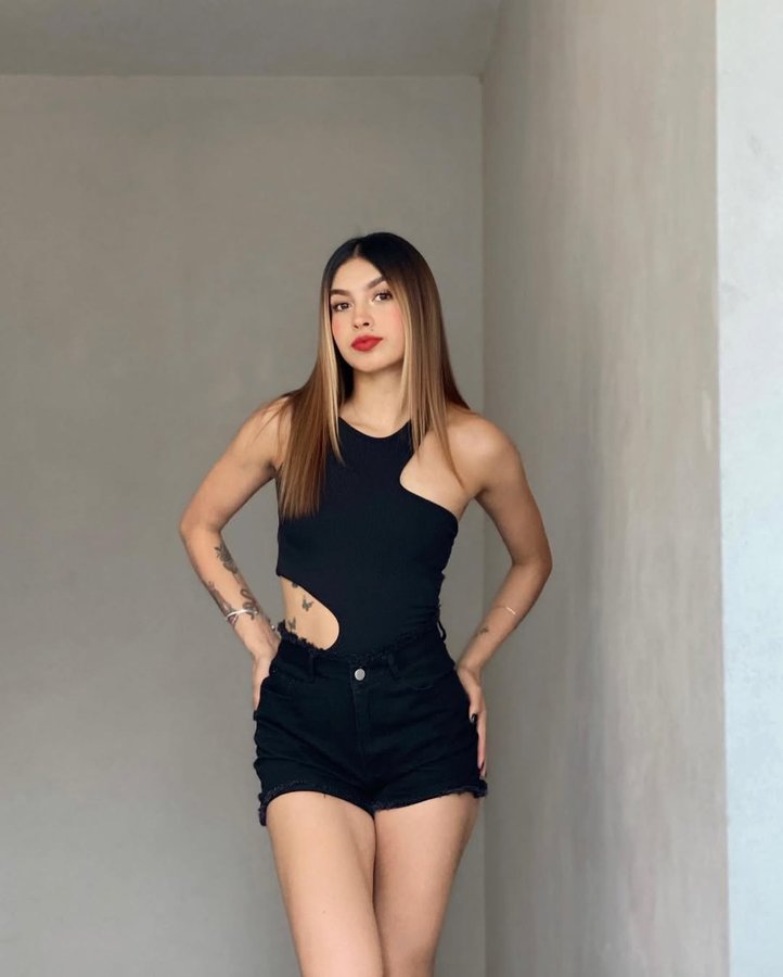 Instagram post by @marielymartinezd for BLUECOLASH.COM. Caption reads: 🖤 
Body: @bluecolash ❤️‍🩹.