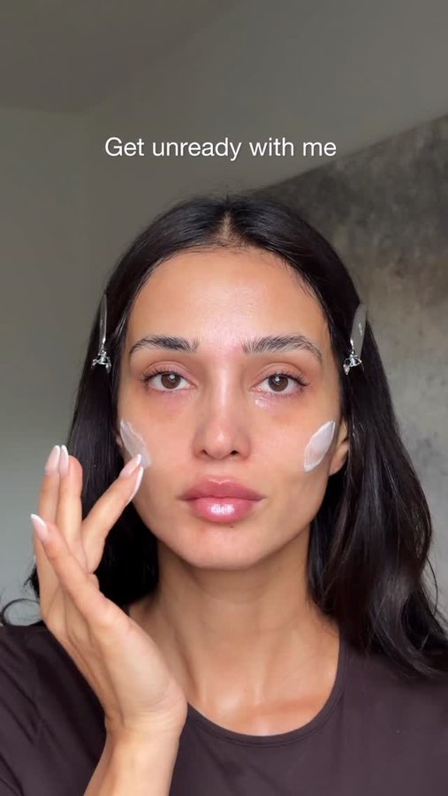 Instagram post by @samira.sfiii for Caudalie. Caption reads: Anzeige/ smudged lipstick, soft skin.
@caudalie....