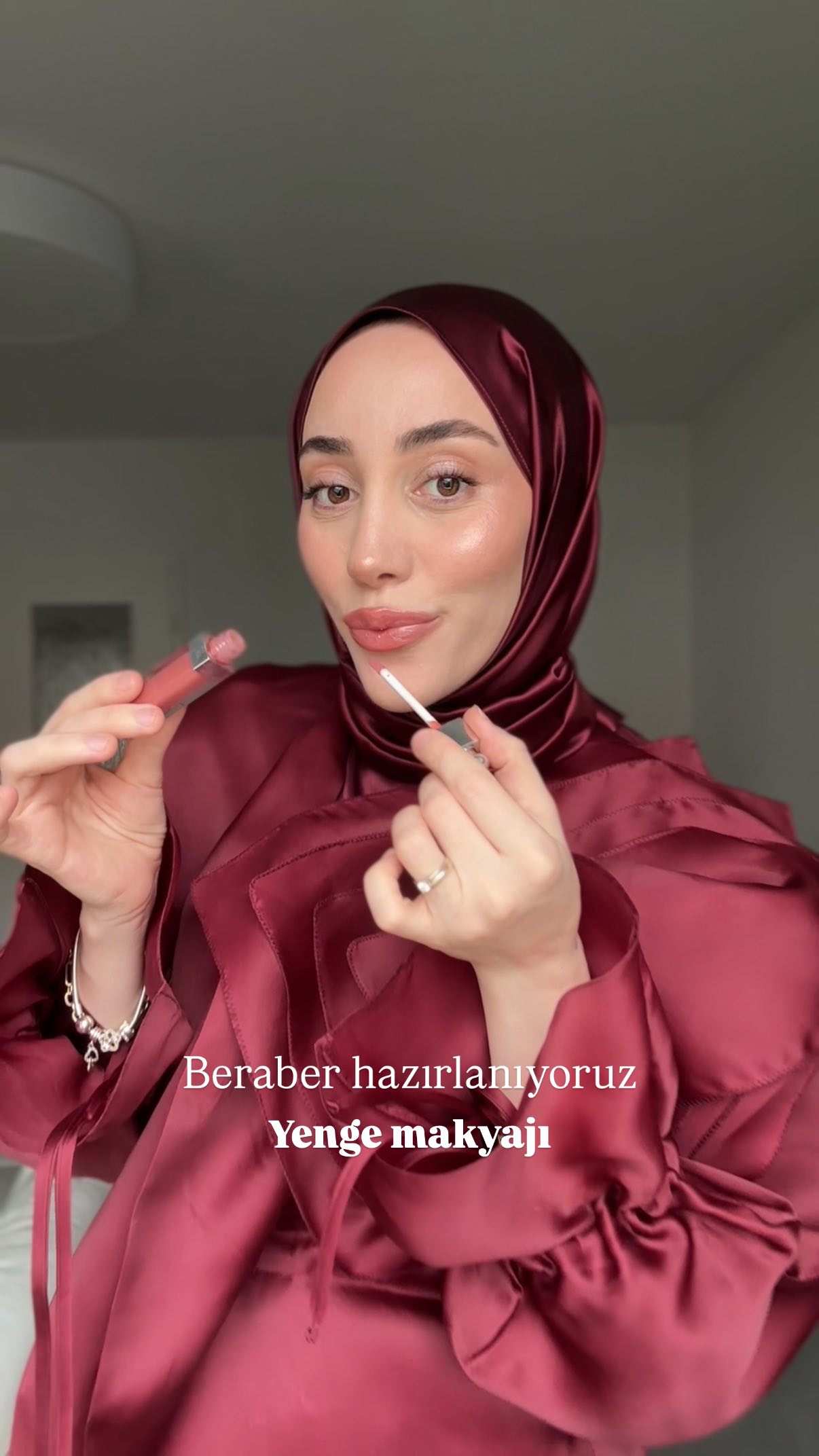 Instagram post by @ayysmakeup for Hourglass Cosmetics. Caption reads: Beraber hazırlanıyoruz Elbisem ; @twoberriesss 
....