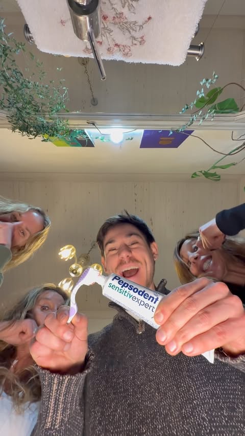 Instagram post by @losreginato for Pepsodent. Caption reads: El café no se deja!!!! 🥰☕️ @pepsodent_cl....