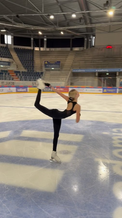 Instagram post by @kimmy_repond for Chique Sport. Caption reads: [...] guys the amazing new collection from....