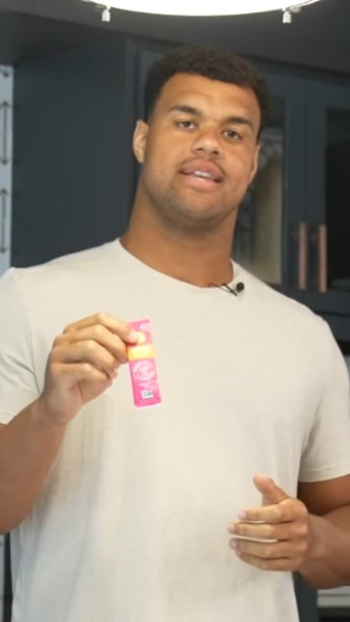 Instagram post by @arikarmstead for Drink ZYN. Caption reads: Here’s one of my go-to smoothies featuring....