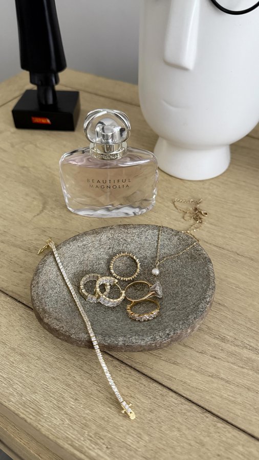 Instagram post by @tiffanyguanuna for Hotel Collection. Caption reads: [...] PLEASE! ✨ 🖤 & miss Luna is a fan? Hotel....