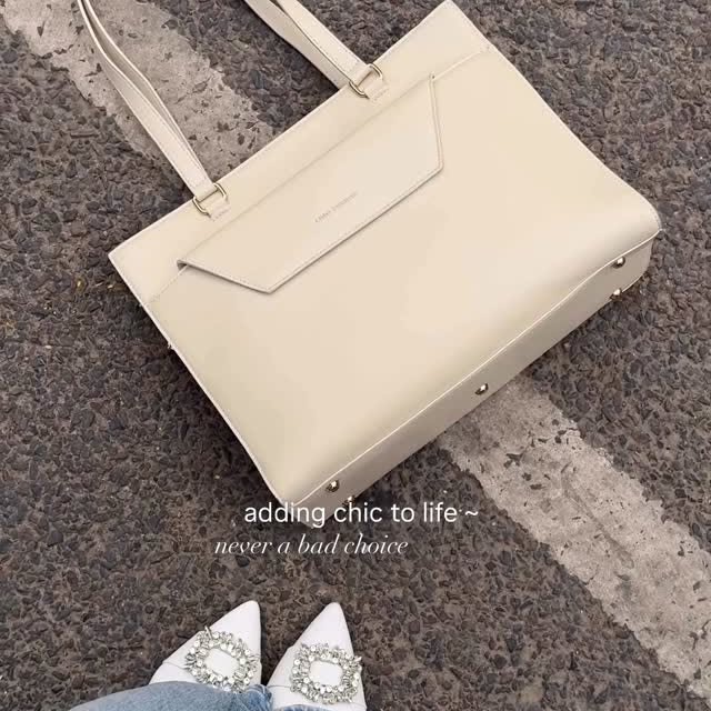 Instagram post by @leeshlhl for Lino Perros. Caption reads: #ad as chic as one can get @linoperros 🤍 comment....