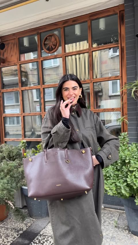 Instagram post by @selennergiz for Hunter Boots. Caption reads: [...] Trench, jean and scarf @zara Boots....