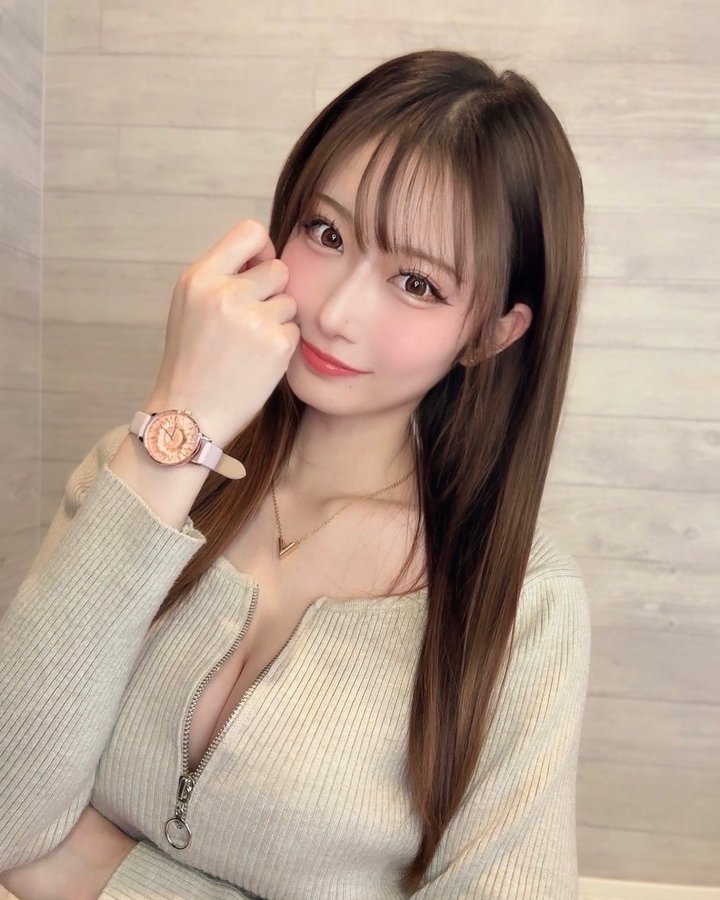 Instagram post by @yuna.nc73 for Olivia Burton. Caption reads: [...] プレゼントにぴったりだよ🫶🏻 #oliviaburton #オリビアバートン....