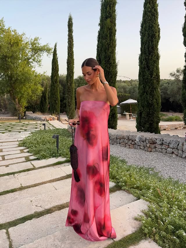 Instagram post by @lglora for Mango. Caption reads: [...] summer night could make me wear color @mango....