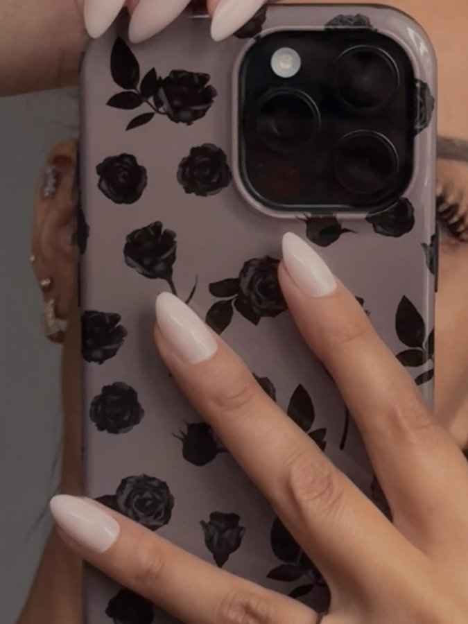 Instagram post by @esrachambray for Doonails. Caption reads: [...] auf alle Press Ons sowie Gel Strips.....