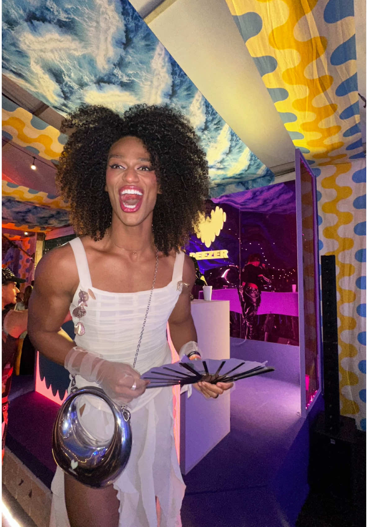 TikTok post by @murilorran for Deezer. Caption reads: O que foi esse show?! 🤯🤩 Obrigado, @Deezer por....