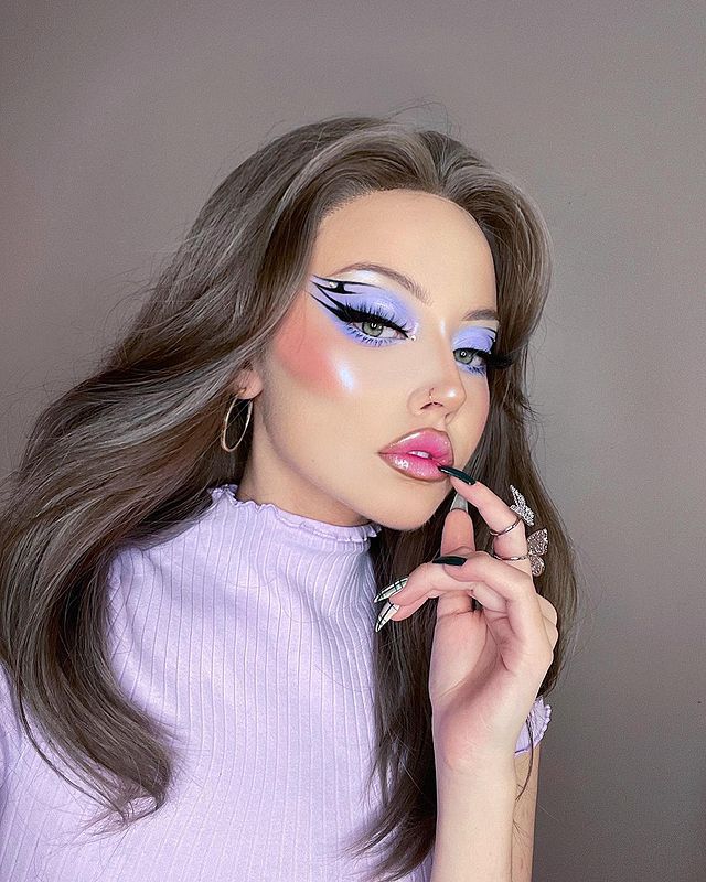 Instagram post by @ericaswn for Maven Beauty. Caption reads: AD 2000s inspired look using....