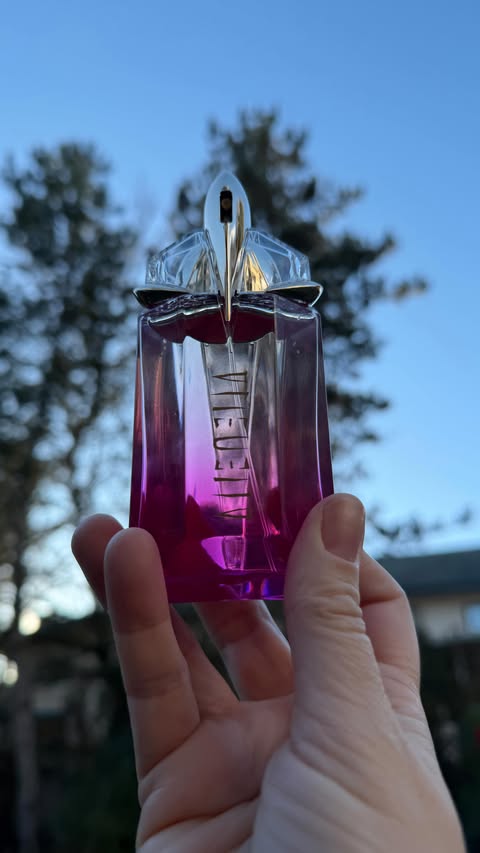 Instagram post by @staceykashkash for Mugler. Caption reads: @muglerofficial ~Alien pulp eau de parfum [...].