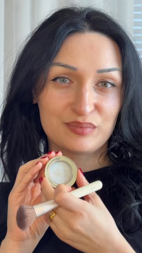 Instagram post by @anni_014b for Oulac Cosmetics. Caption reads: Soft glow days ✨ This shade adds the prettiest....