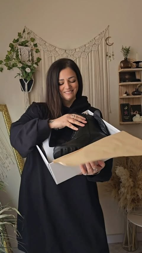 Instagram post by @angiefound for Ulla Popken. Caption reads: Ho sempre amato l'idea che una maxi felpa possa....