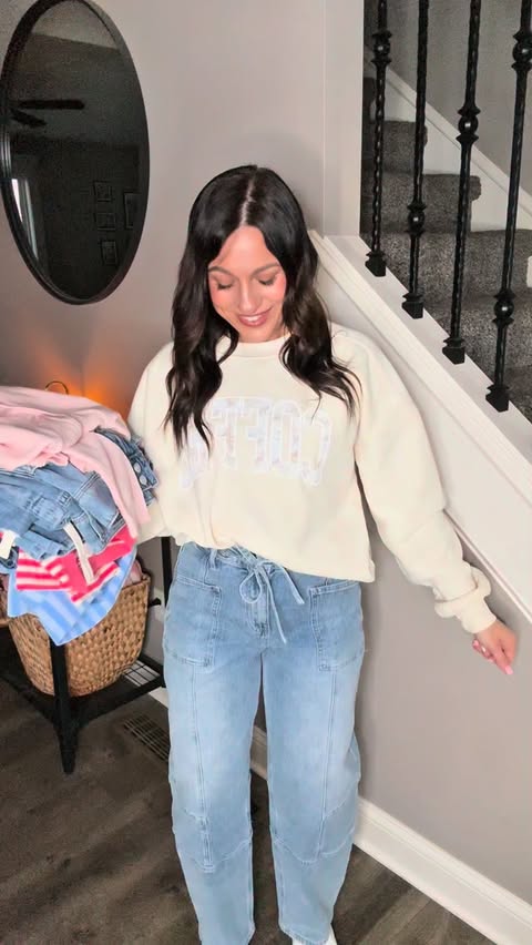 Instagram post by @aurorajacynda for Pink Lily. Caption reads: [...] for a full Monday-Friday in @pinklily 💕....