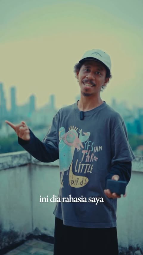 Instagram post by @raimlaode for Tokopedia. Caption reads: dalam buku sapiens sejarah singkat umat manusia,....