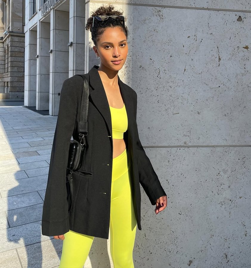 Instagram post by @nardos.kesete for Hey Honey. Caption reads: *Ad| good morning honey 🍯 w/ @heyhoneyyoga 

So....