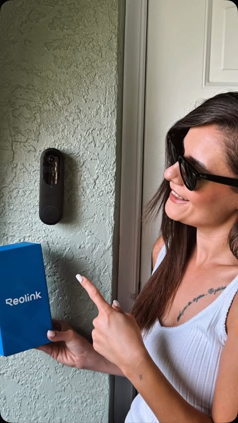 Instagram post by @thesunshinestatemom for Reolink. Caption reads: [...] front-door security made simple. 🔔🏡....