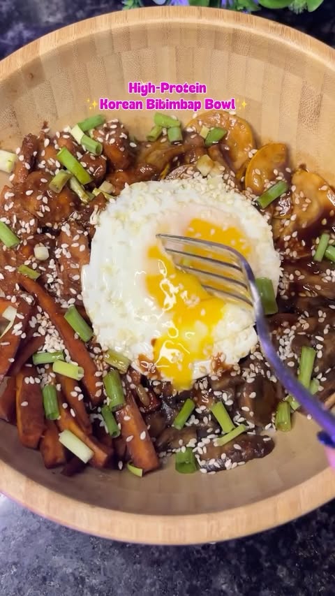 Instagram post by @foodwatii for Daawat. Caption reads: Baddie Meals - Episode 11 High Protein Bibimbap....