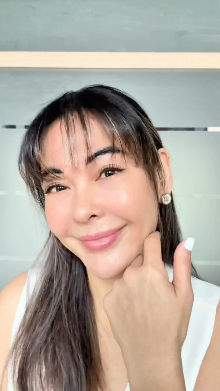 Instagram post by @sitavee for ELEMIS THAILAND. Caption reads: พูดแบบไม่อายเลยว่าหลงรักผิวตัวเองมาก🤍🩵
ผิวเด้งแบ....