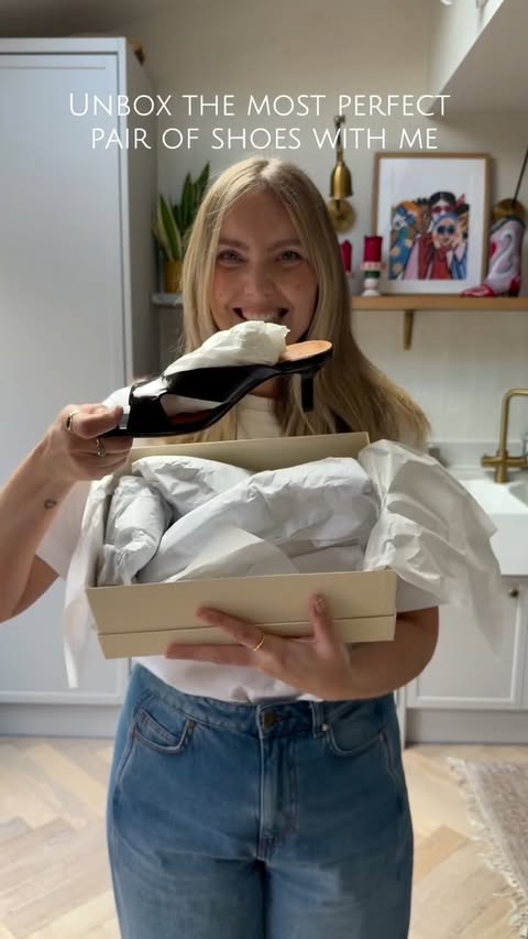 Instagram post by @leannedopaminedressing for Saint and Sofia. Caption reads: [...] leg jeans: @mutha.hood T-Shirt:....