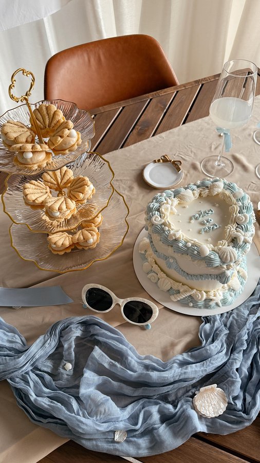 Instagram post by @helloddbdo for Covry. Caption reads: only the best for my besties 🥹🩵 @shopcovry....