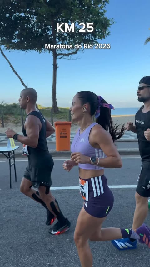 Instagram post by @victorianadalutti for adidas Running. Caption reads: [...] 🩷 @adidasbrasil @adidasrunning....