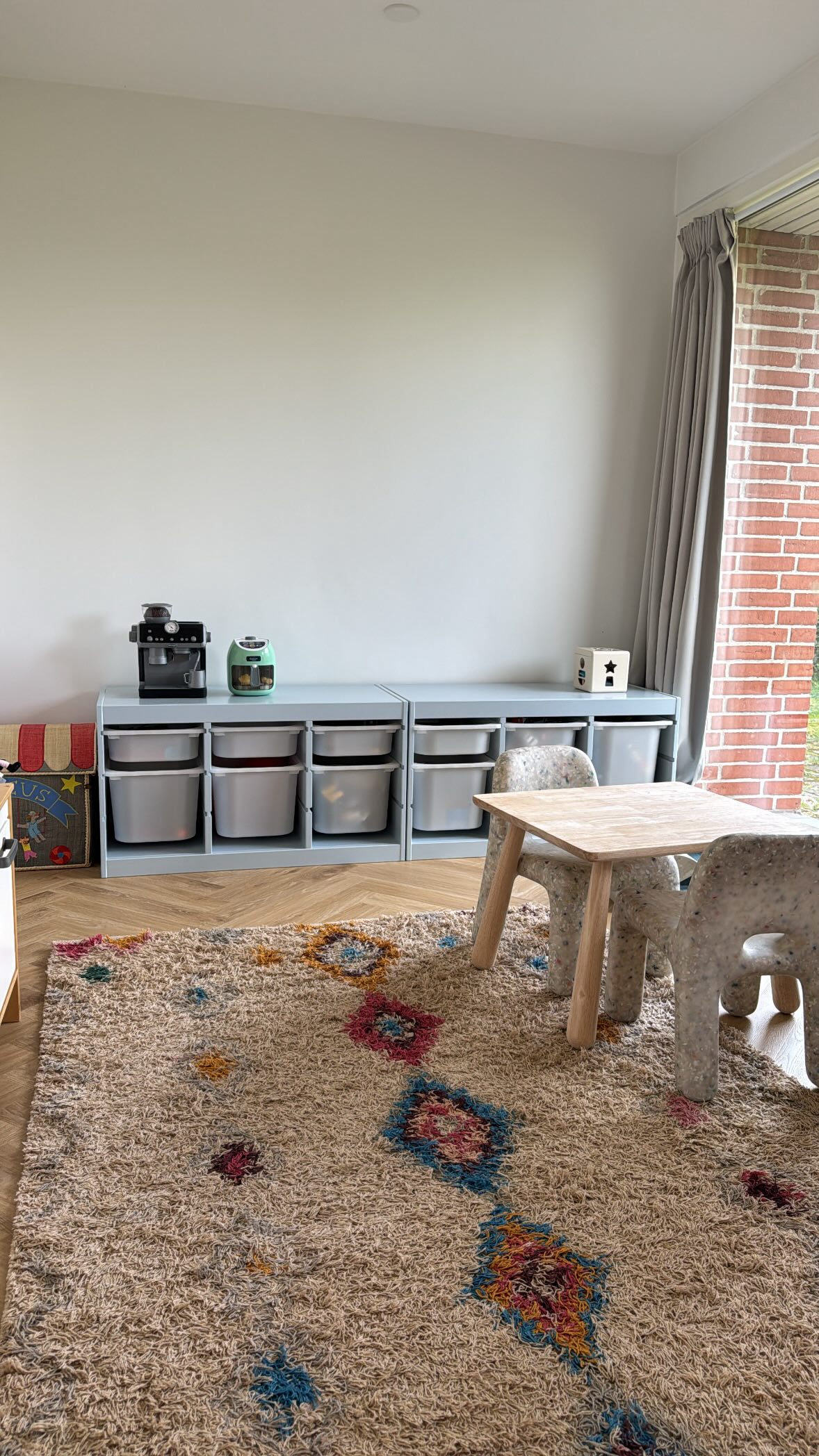 Instagram post by @kathrinevillumsen for Trendcarpet. Caption reads: Herhjemme er der et fælles legeværelse og et....