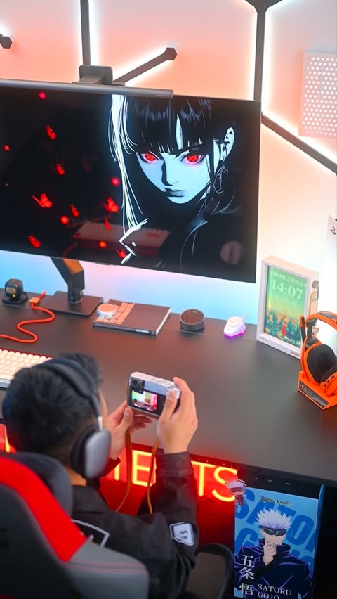 Instagram post by @danm.edits for Secretlab. Caption reads: Didn’t realise how much chaos was hiding under my....