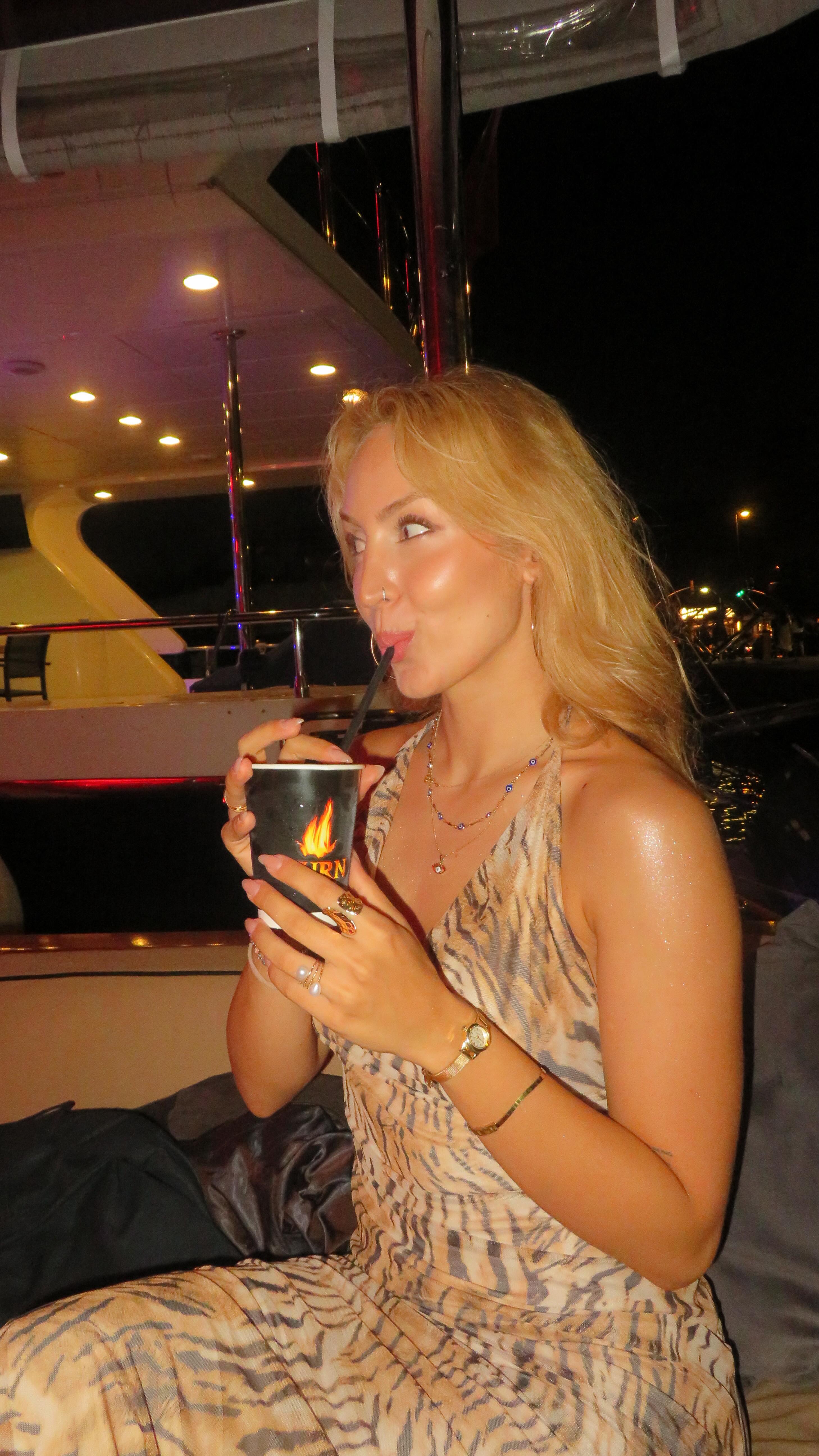 Instagram post by @sudeozmenozmen for BURN ENERGY DRINK. Caption reads: 🌙 Geceye yön veren ritim… @burn_energy 🔥.