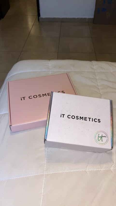 Instagram post by @caro_oroo for IT Cosmetics. Caption reads: [...] ya me puedo hacer mi maquillaje mejor....