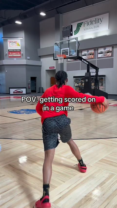 Instagram post by @showtimelegend for Fansidea. Caption reads: [...] #hoops #sports #trending #athlete 👖....