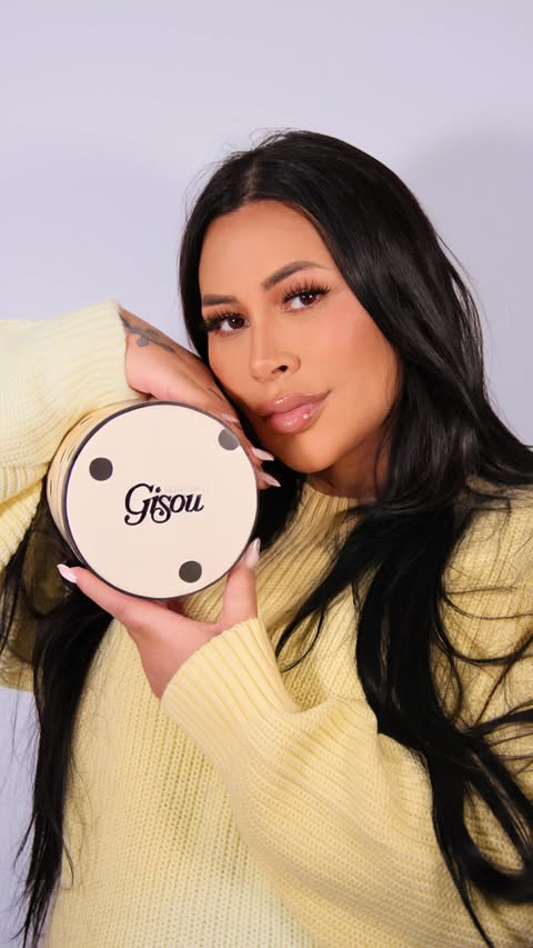 Instagram post by @adrianamullerofc for Gisou. Caption reads: Unboxing my @gisou honey pup with me 🐶🍯.