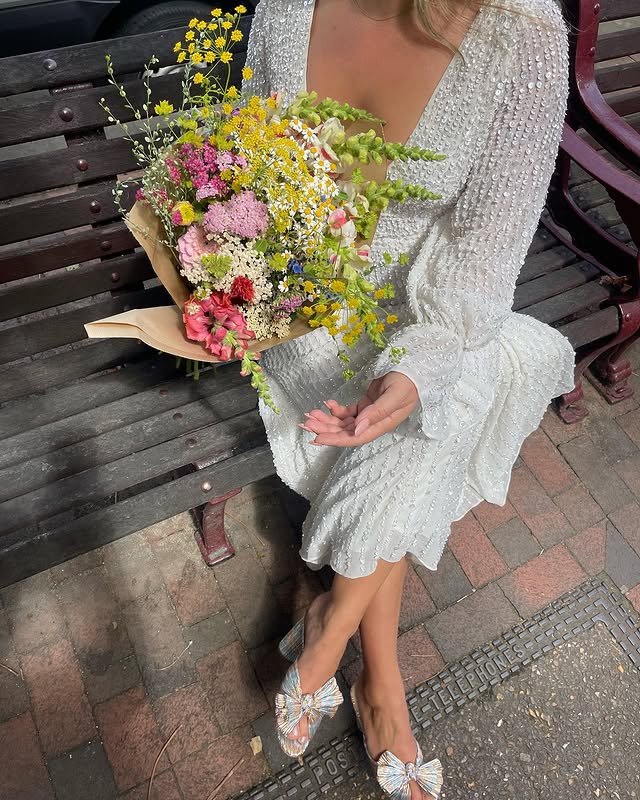 Instagram post by @styleandmakaroni for Oasis Fashion. Caption reads: POV: you’ve bought yourself fresh flowers because....