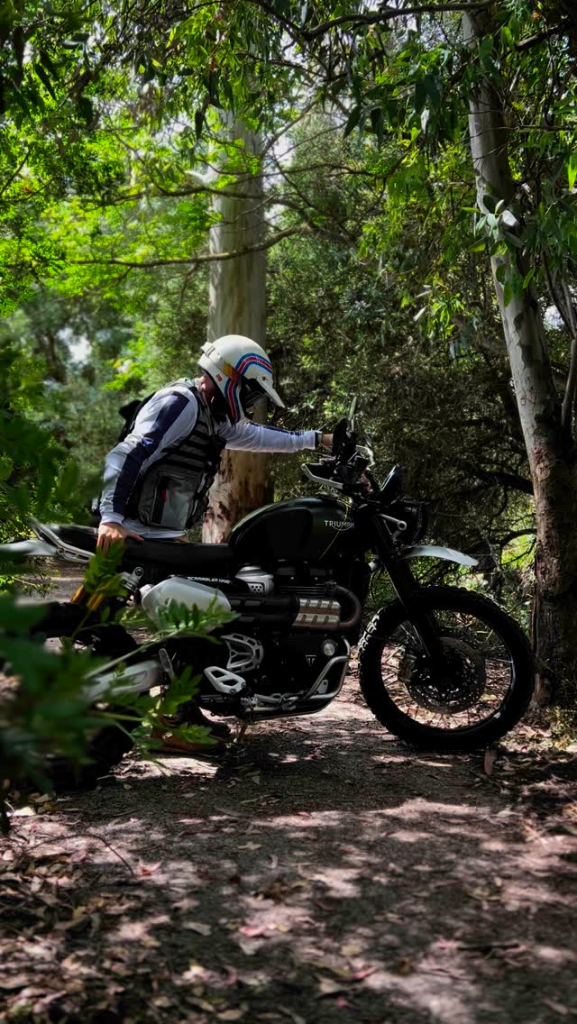 Instagram post by @dustyrider_ for Triumph Motorcycles. Caption reads: lugares con alma, reservados para quienes se....