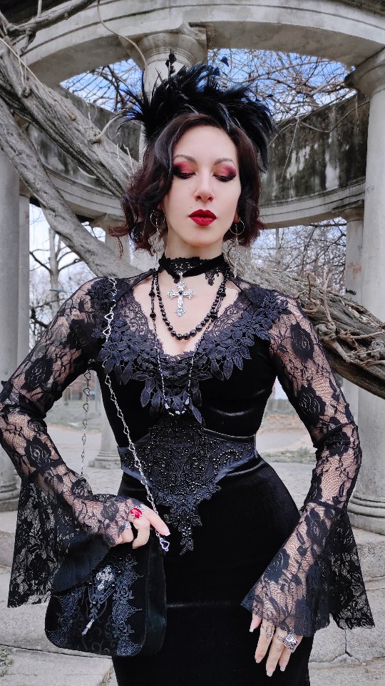 Instagram post by @hekate_nocturnal for FANTASMAGORIA. Caption reads: [...] code "HEKATE15")
🌹Bag:....