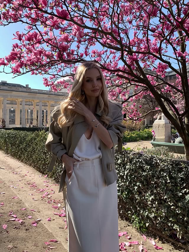 Instagram post by @leoniehanne for Chopard. Caption reads: [...] in Paris… with a little sparkle by @chopard....