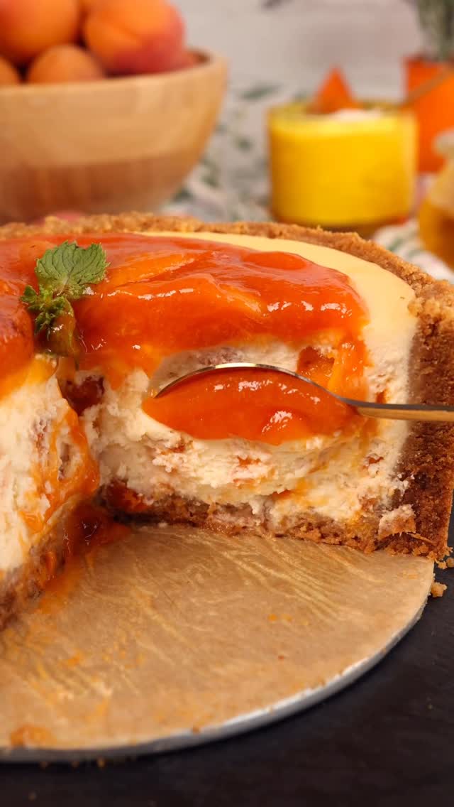 Instagram post by @kitchenaffairyt for Kaufland Romania. Caption reads: Cheesecake Caise 🍑
 Cheesecake-ul de caise poartă....