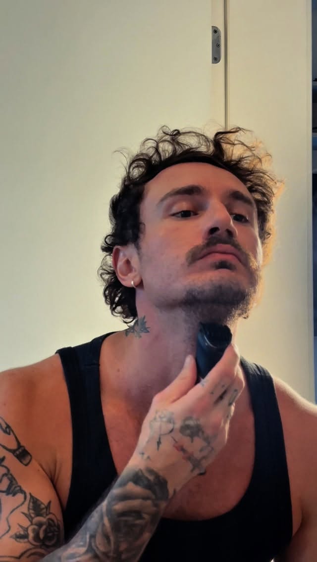 Instagram post by @alanpossamai for POLISHOP. Caption reads: Com o Max Groom @polishop 
você apara, modela e....