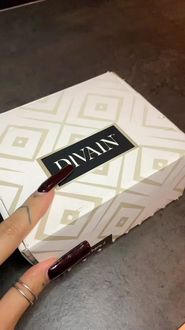 Instagram post by @sarafrancescacarlotta for DIVAIN Parfums. Caption reads: DIVAIN ASMR 🔊 @divain_it ♥️ #divainparfums....