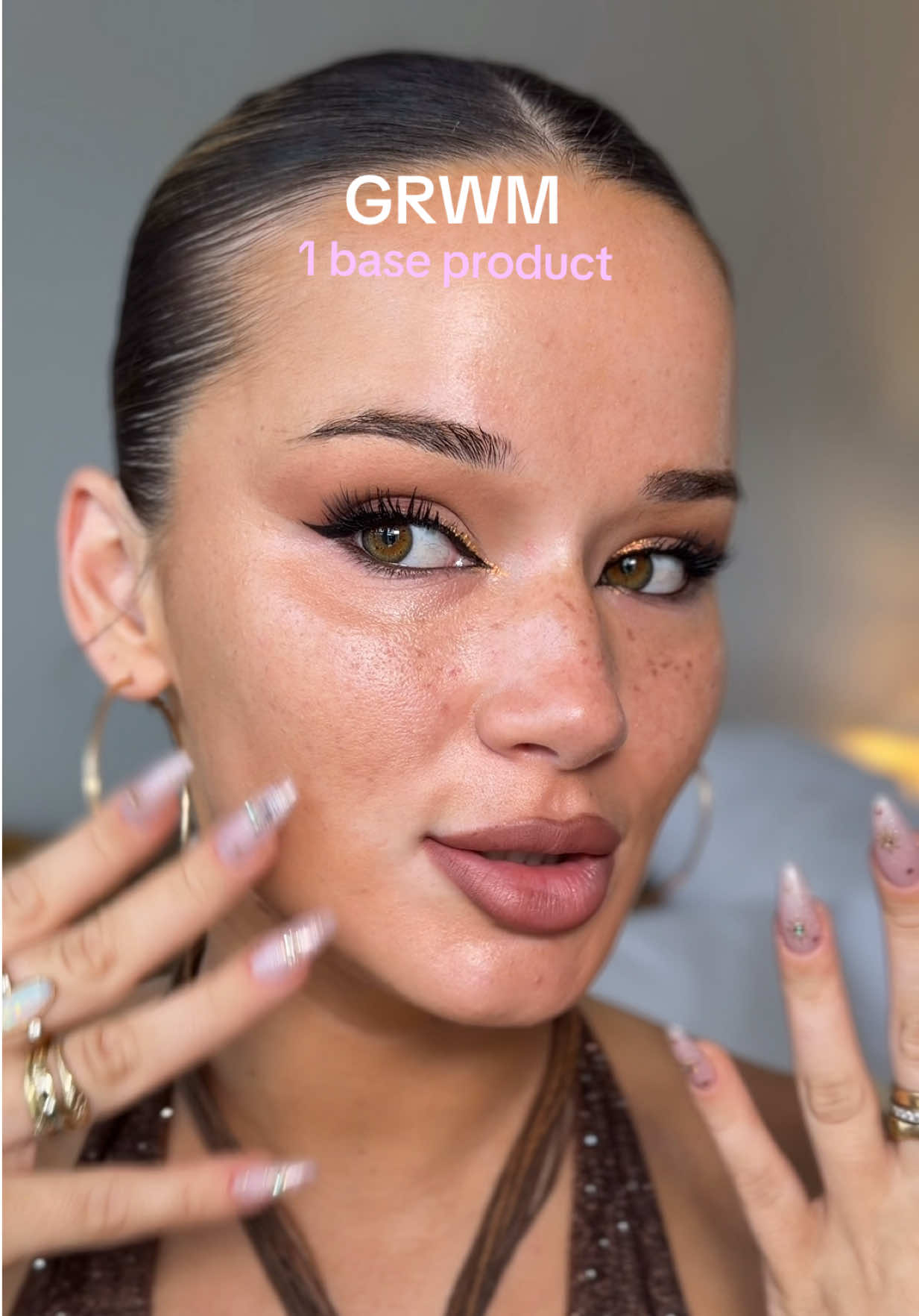 TikTok post by @isabelleclarkee for glow hub. Caption reads: [...] ad ~ glass skin and bronze thanks to @Glow....