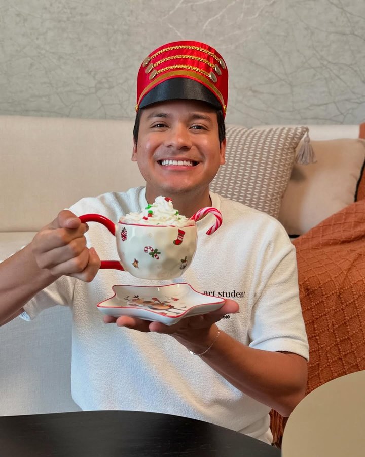 Instagram post by @holmanbecerra for Oster Colombia. Caption reads: Les presento el asmr de mi café navideño ☕️🎄en mi....