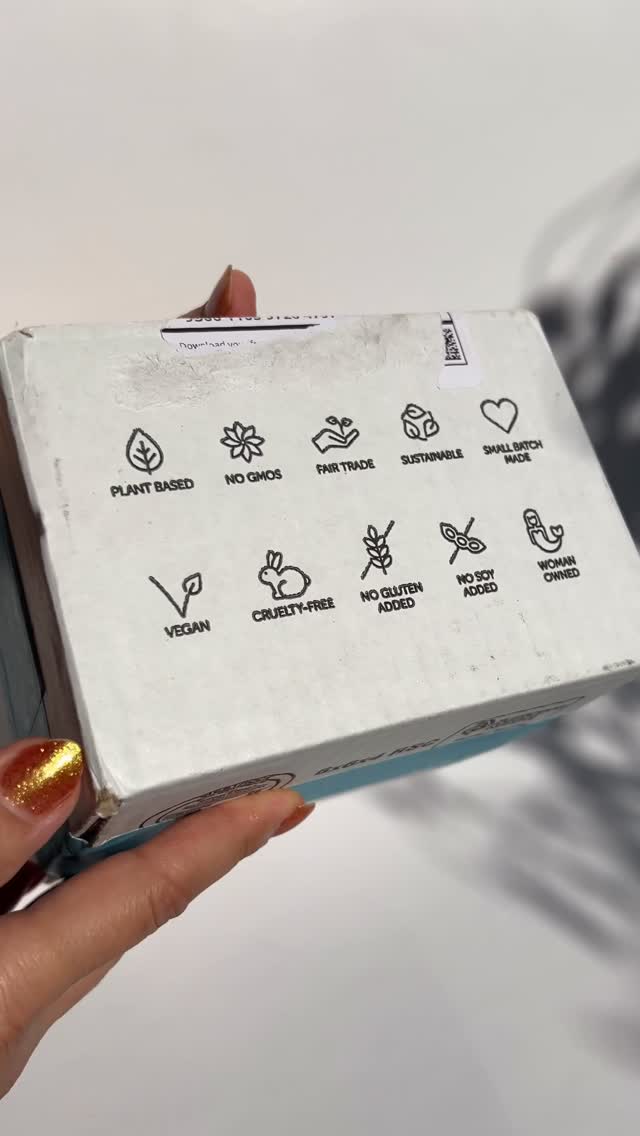 Instagram post by @laura_bruj for Earth Harbor. Caption reads: 🤑SAVE 20% OFF everything @earthharbor with....