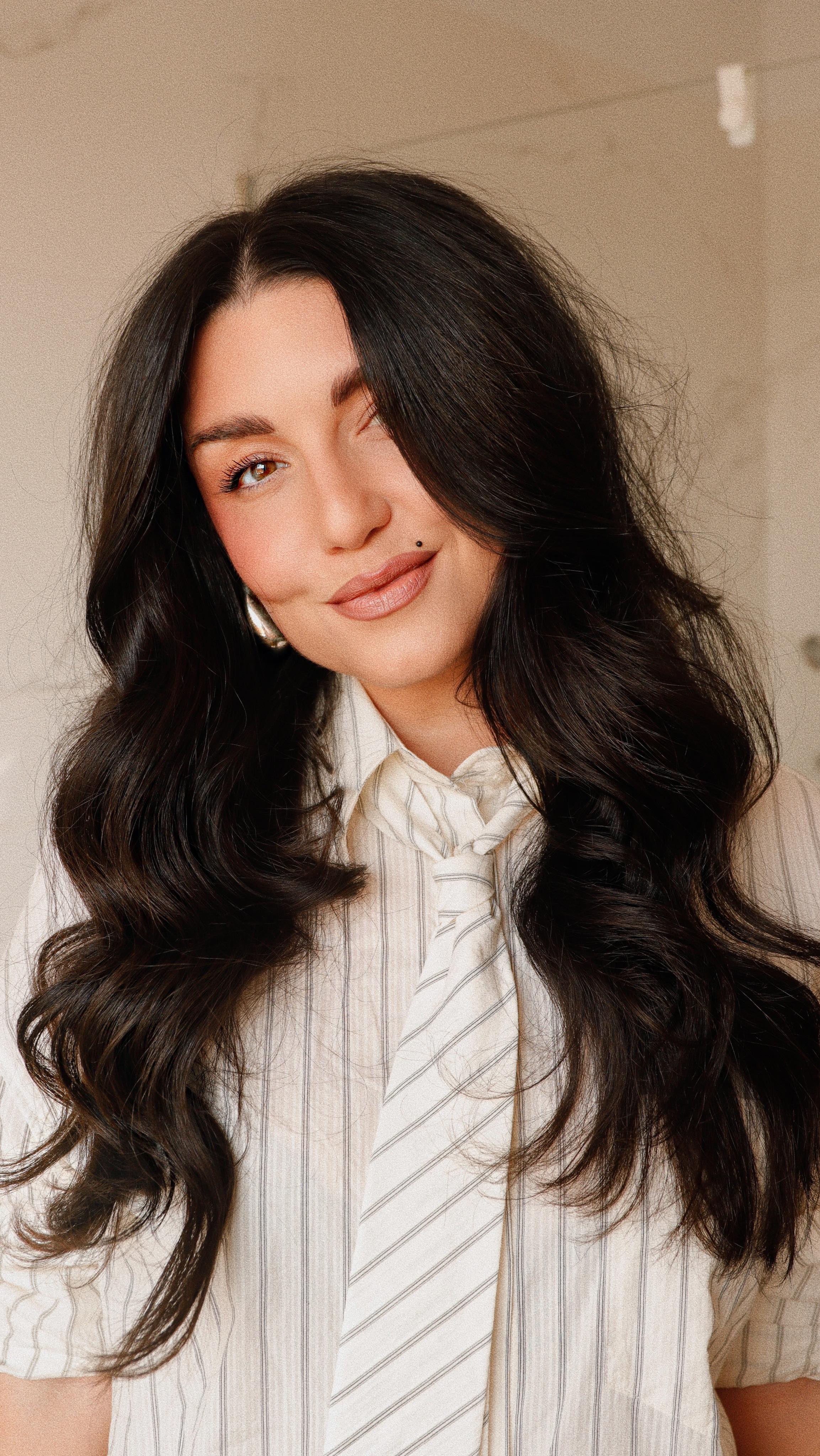 Instagram post by @dirty_closet for Garnier España. Caption reads: Nueva yo!! 💆🏻‍♀️ publi
Con Color Sensation de....