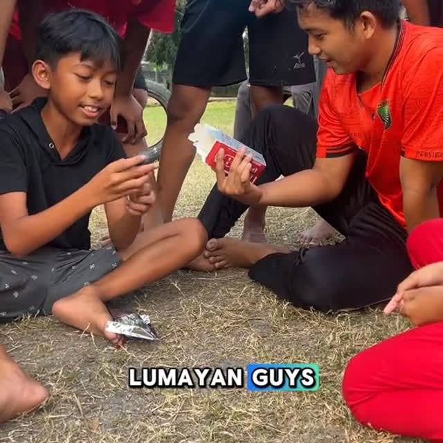 Instagram post by @roihan_jnr for Alfamart. Caption reads: Yang ga kena bola dapet hadiah guys!!.