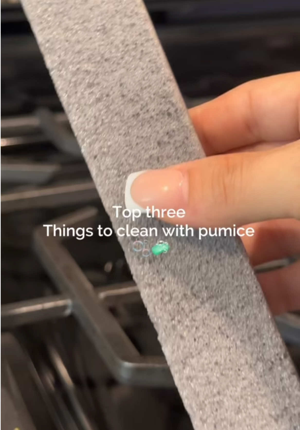 TikTok post by @yulissaas_ for Tidy Monster. Caption reads: [...] 🧼✨ such an easy cleaning hack. @TIDY....