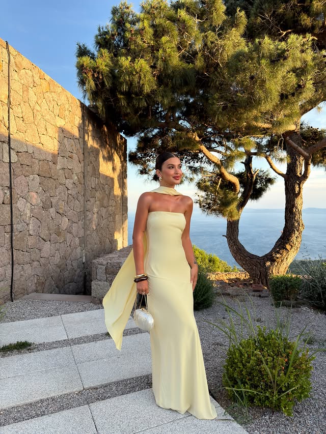Instagram post by @ezgi.ergun for Club L London. Caption reads: dressed like sunshine☀️🍋 #reklam.